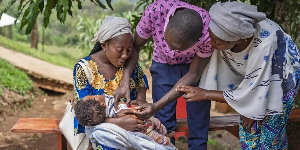 Community members trained by the NGO, the Alliance for International Medical Action, demonstrate malnutrition screening techniques in South Kivu, Democratic Republic of the Congo (DRC).  The initiative is supported by the DRC Humanitarian Fund. | OCHA/Francis Mweze
