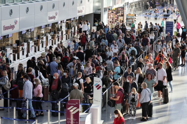 Passengers queue at Duesseldorf Airport during a warning strike staged by Lufthansa ground staff over 9.5 % pay claim by Germany's public sector workers union Verdi, in Duesseldorf, Germany July 27, 2022. | REUTERS/Wolfgang Rattay
