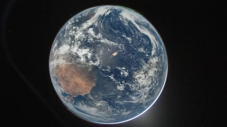 A clear beautiful image of the Earth taken by Artemiss II crew heading for the moon