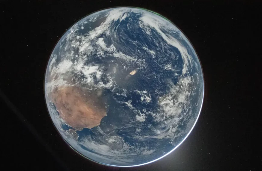 A clear beautiful image of the Earth taken by Artemiss II crew heading for the moon