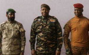 From left to right: Assimi Goïta, Abdourahamane Tchiani and Ibrahim Traoré pose during a meeting of Sahel alliance leaders.